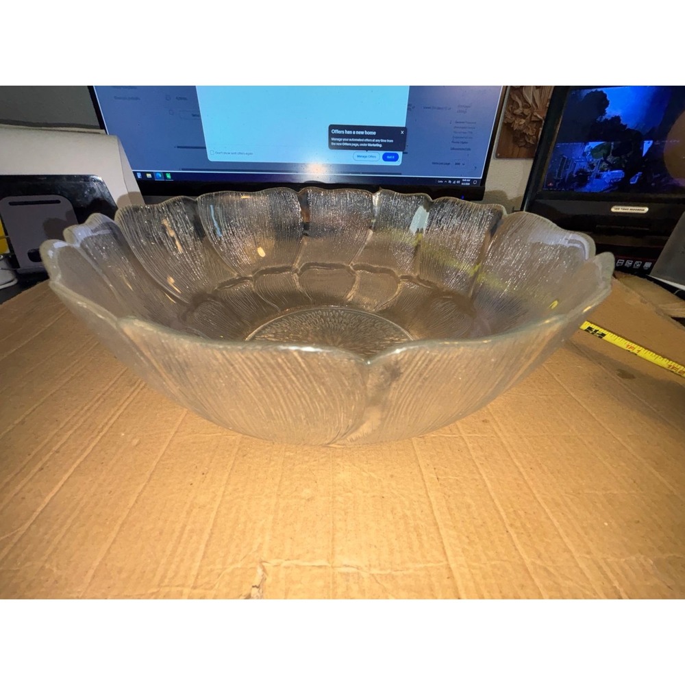 Vintage Arcoroc FLEUR salad serving bowl clear glass 10.5" EXC leaf design